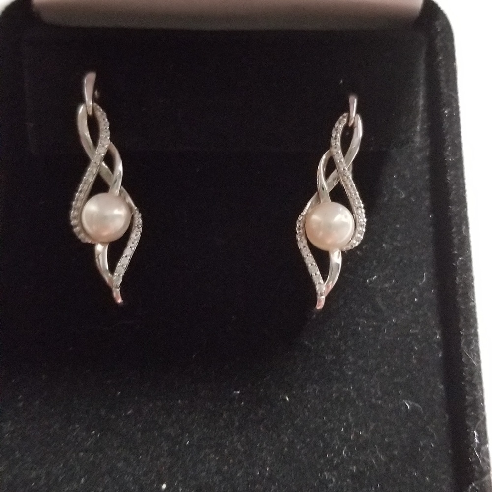 Pearl and diamond earring